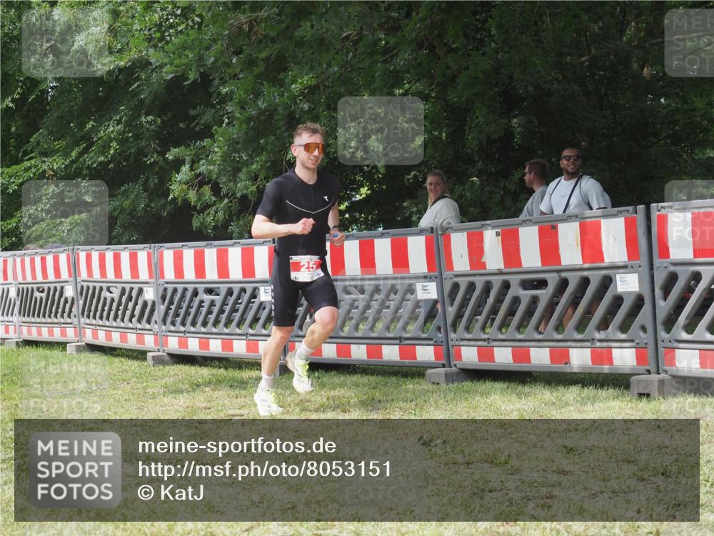 21.06.2025 - 27. Vierlanden-Triathlon KatJ http://msf.ph/oto/8053151 15.06.2025 12:19:22 Ziel 25 meine-sportfotos.de