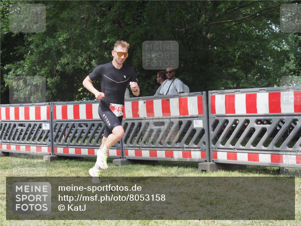 21.06.2025 - 27. Vierlanden-Triathlon KatJ http://msf.ph/oto/8053158 15.06.2025 12:19:23 Ziel 25 meine-sportfotos.de