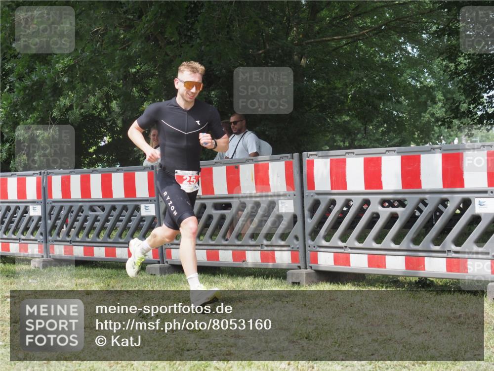 21.06.2025 - 27. Vierlanden-Triathlon KatJ http://msf.ph/oto/8053160 15.06.2025 12:19:23 Ziel 25 meine-sportfotos.de