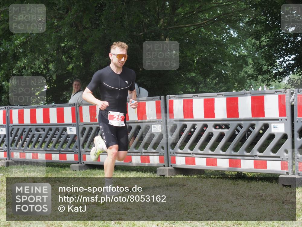 21.06.2025 - 27. Vierlanden-Triathlon KatJ http://msf.ph/oto/8053162 15.06.2025 12:19:23 Ziel 25 meine-sportfotos.de
