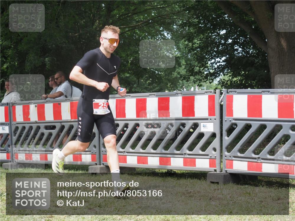 21.06.2025 - 27. Vierlanden-Triathlon KatJ http://msf.ph/oto/8053166 15.06.2025 12:19:23 Ziel 25 meine-sportfotos.de