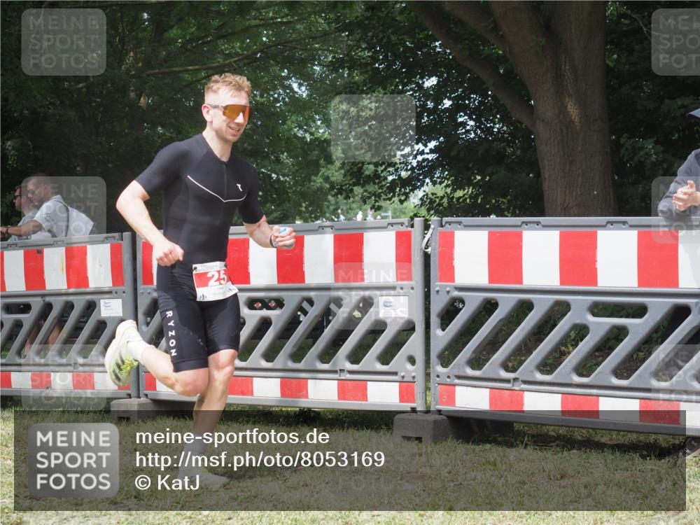 21.06.2025 - 27. Vierlanden-Triathlon KatJ http://msf.ph/oto/8053169 15.06.2025 12:19:23 Ziel 25 meine-sportfotos.de
