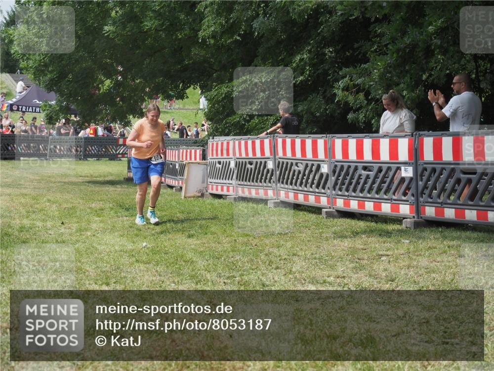 21.06.2025 - 27. Vierlanden-Triathlon KatJ http://msf.ph/oto/8053187 15.06.2025 12:20:03 Ziel 498 meine-sportfotos.de