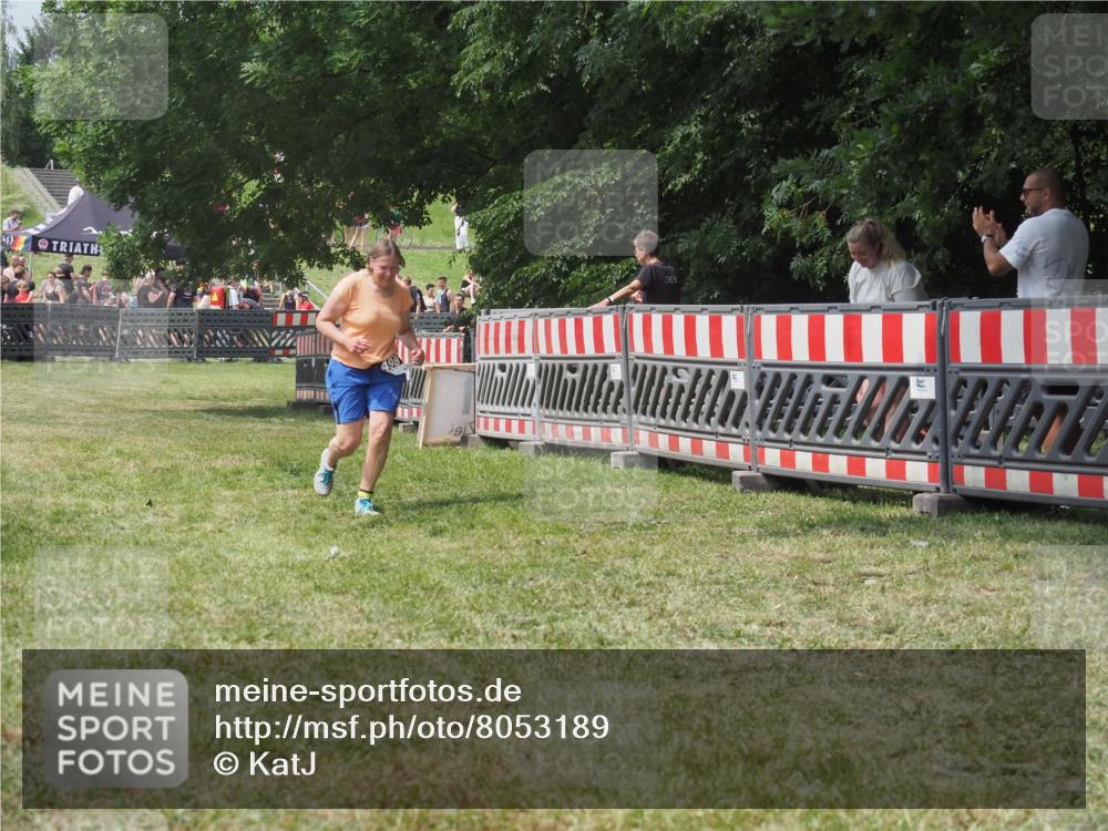 21.06.2025 - 27. Vierlanden-Triathlon KatJ http://msf.ph/oto/8053189 15.06.2025 12:20:03 Ziel 498 meine-sportfotos.de