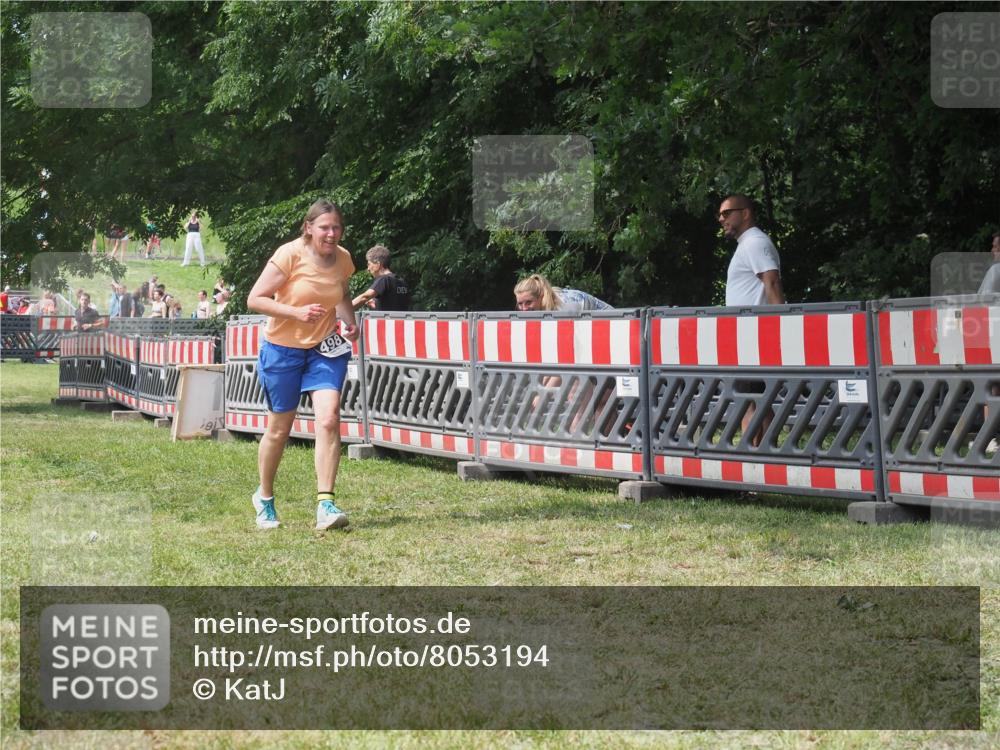 21.06.2025 - 27. Vierlanden-Triathlon KatJ http://msf.ph/oto/8053194 15.06.2025 12:20:05 Ziel 498 meine-sportfotos.de