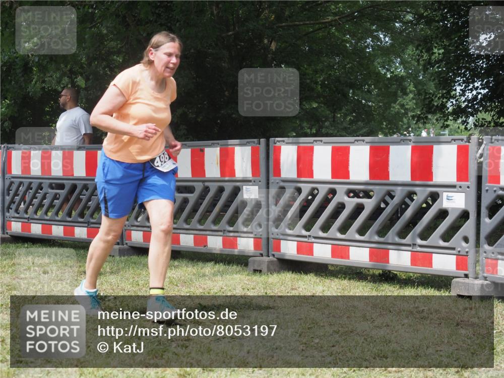 21.06.2025 - 27. Vierlanden-Triathlon KatJ http://msf.ph/oto/8053197 15.06.2025 12:20:07 Ziel 10, 498 meine-sportfotos.de