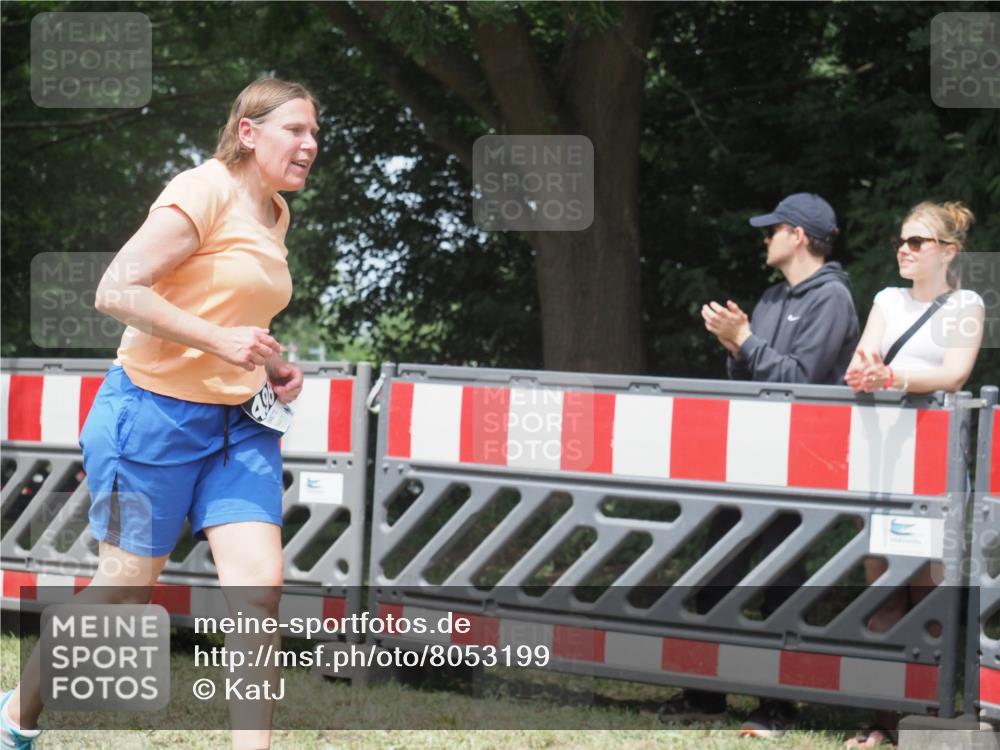 21.06.2025 - 27. Vierlanden-Triathlon KatJ http://msf.ph/oto/8053199 15.06.2025 12:20:08 Ziel 10, 498 meine-sportfotos.de