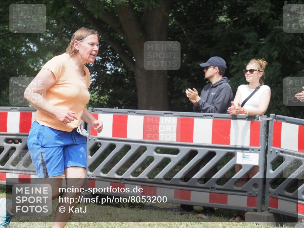 21.06.2025 - 27. Vierlanden-Triathlon KatJ http://msf.ph/oto/8053200 15.06.2025 12:20:08 Ziel 10, 498 meine-sportfotos.de