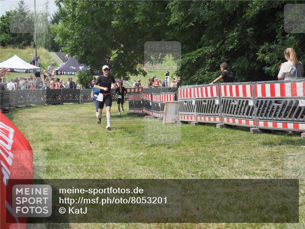 21.06.2025 - 27. Vierlanden-Triathlon KatJ http://msf.ph/oto/8053201 15.06.2025 12:20:14 Ziel 10, 543 meine-sportfotos.de