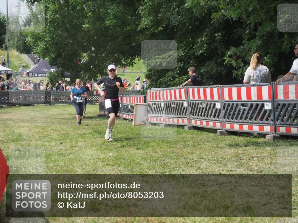 21.06.2025 - 27. Vierlanden-Triathlon KatJ http://msf.ph/oto/8053203 15.06.2025 12:20:15 Ziel 10, 543 meine-sportfotos.de