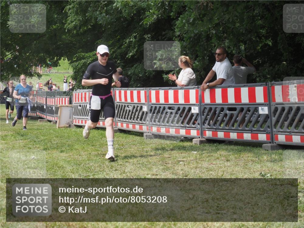 21.06.2025 - 27. Vierlanden-Triathlon KatJ http://msf.ph/oto/8053208 15.06.2025 12:20:16 Ziel 10, 543 meine-sportfotos.de