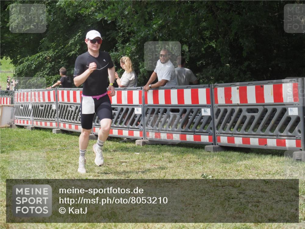 21.06.2025 - 27. Vierlanden-Triathlon KatJ http://msf.ph/oto/8053210 15.06.2025 12:20:16 Ziel 10, 543 meine-sportfotos.de