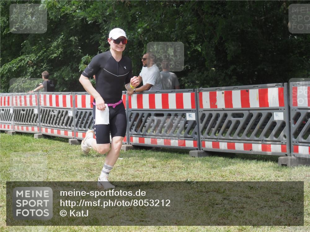 21.06.2025 - 27. Vierlanden-Triathlon KatJ http://msf.ph/oto/8053212 15.06.2025 12:20:17 Ziel 10, 543 meine-sportfotos.de