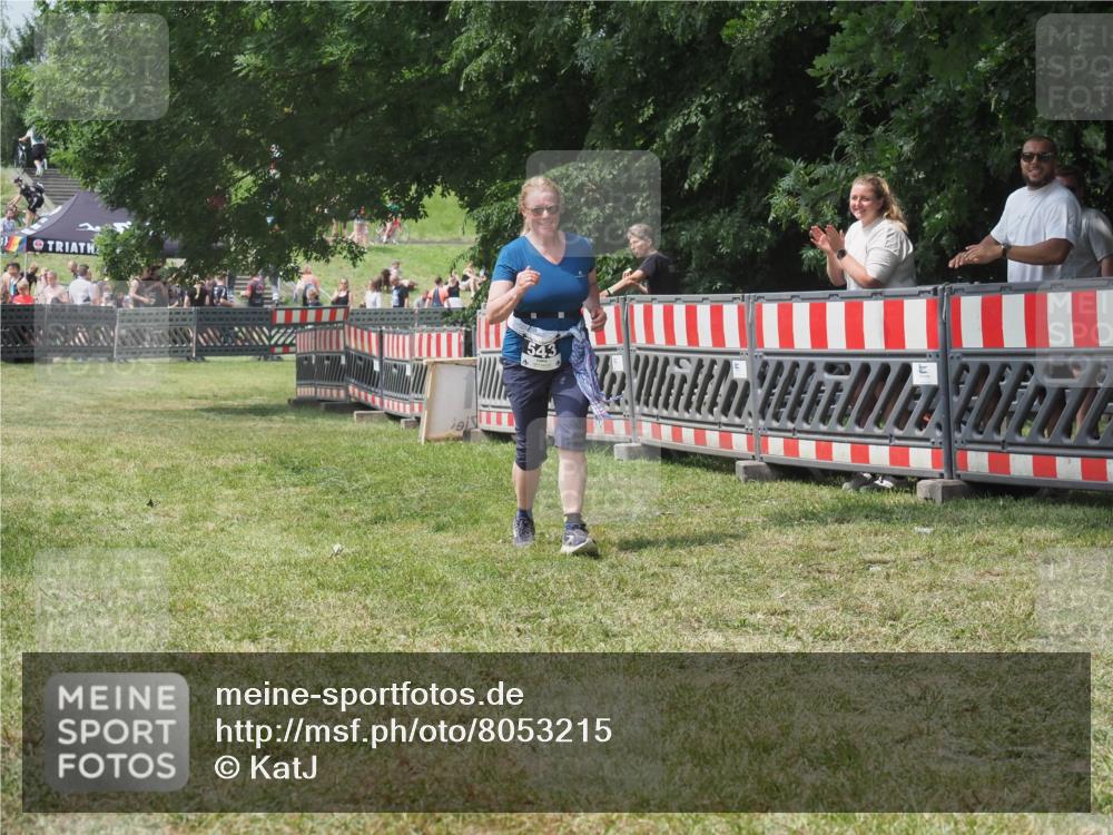 21.06.2025 - 27. Vierlanden-Triathlon KatJ http://msf.ph/oto/8053215 15.06.2025 12:20:19 Ziel 543 meine-sportfotos.de