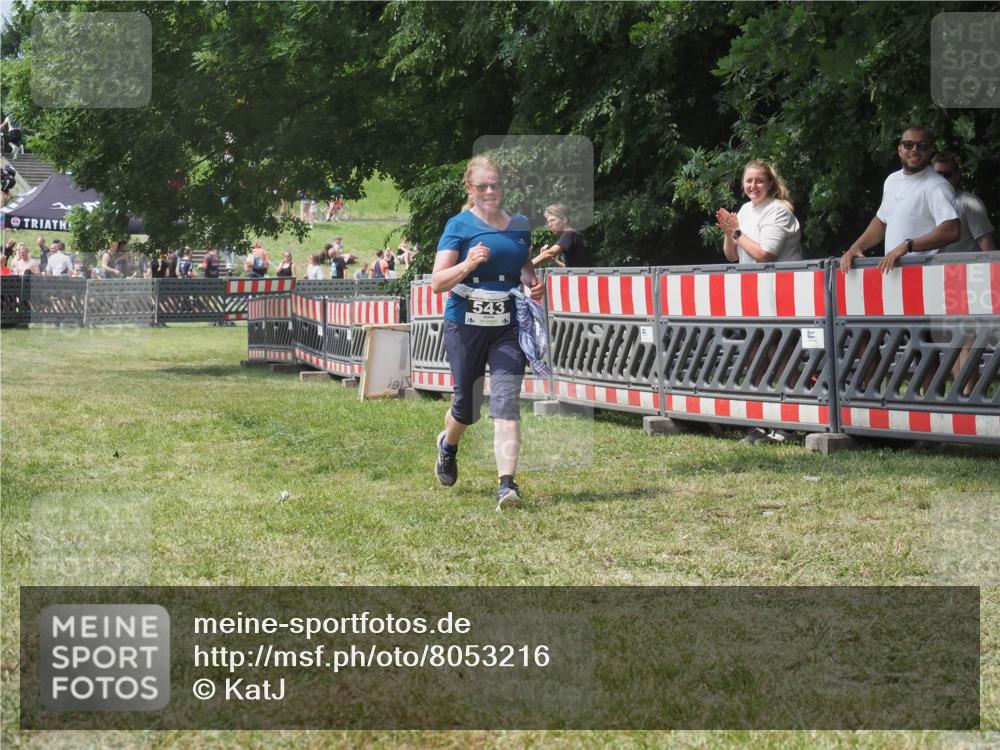 21.06.2025 - 27. Vierlanden-Triathlon KatJ http://msf.ph/oto/8053216 15.06.2025 12:20:19 Ziel 543 meine-sportfotos.de