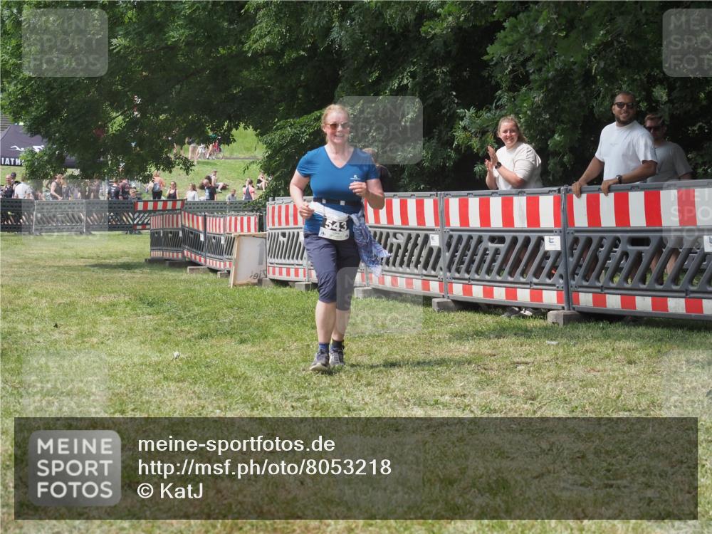21.06.2025 - 27. Vierlanden-Triathlon KatJ http://msf.ph/oto/8053218 15.06.2025 12:20:20 Ziel 543 meine-sportfotos.de
