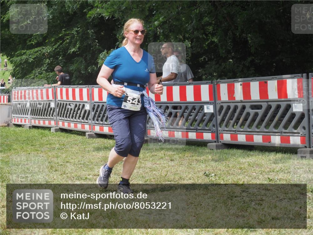 21.06.2025 - 27. Vierlanden-Triathlon KatJ http://msf.ph/oto/8053221 15.06.2025 12:20:21 Ziel 543 meine-sportfotos.de