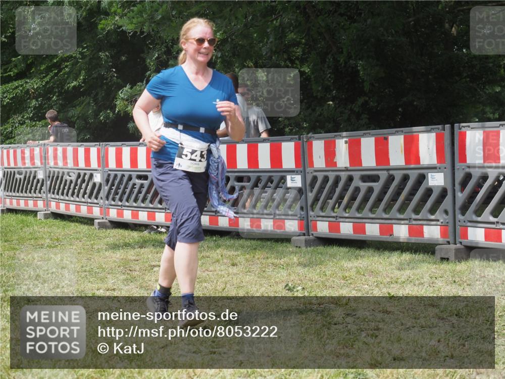 21.06.2025 - 27. Vierlanden-Triathlon KatJ http://msf.ph/oto/8053222 15.06.2025 12:20:21 Ziel 543 meine-sportfotos.de