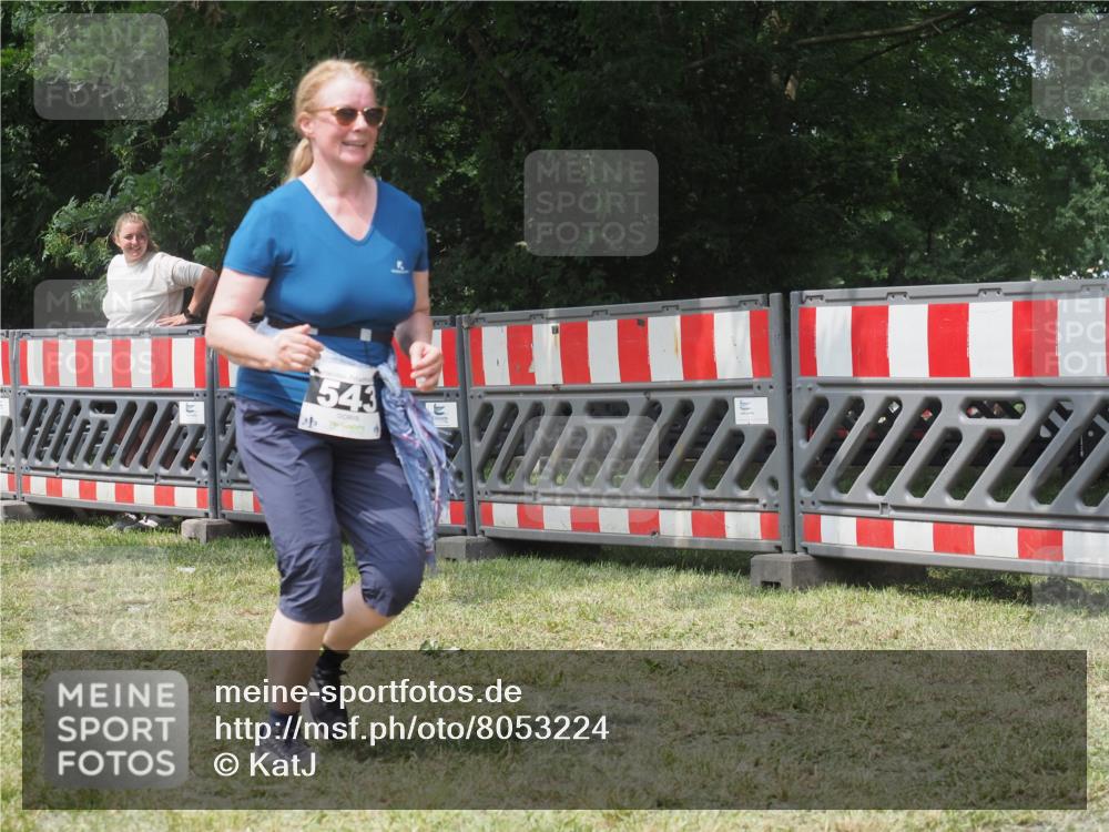 21.06.2025 - 27. Vierlanden-Triathlon KatJ http://msf.ph/oto/8053224 15.06.2025 12:20:22 Ziel 543 meine-sportfotos.de