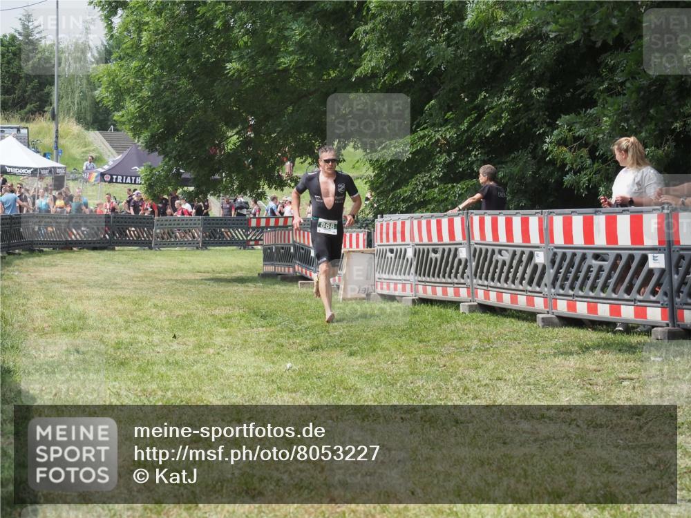 21.06.2025 - 27. Vierlanden-Triathlon KatJ http://msf.ph/oto/8053227 15.06.2025 12:20:51 Ziel 868 meine-sportfotos.de
