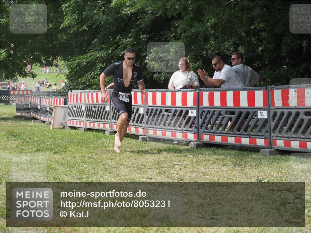 21.06.2025 - 27. Vierlanden-Triathlon KatJ http://msf.ph/oto/8053231 15.06.2025 12:20:52 Ziel 868 meine-sportfotos.de