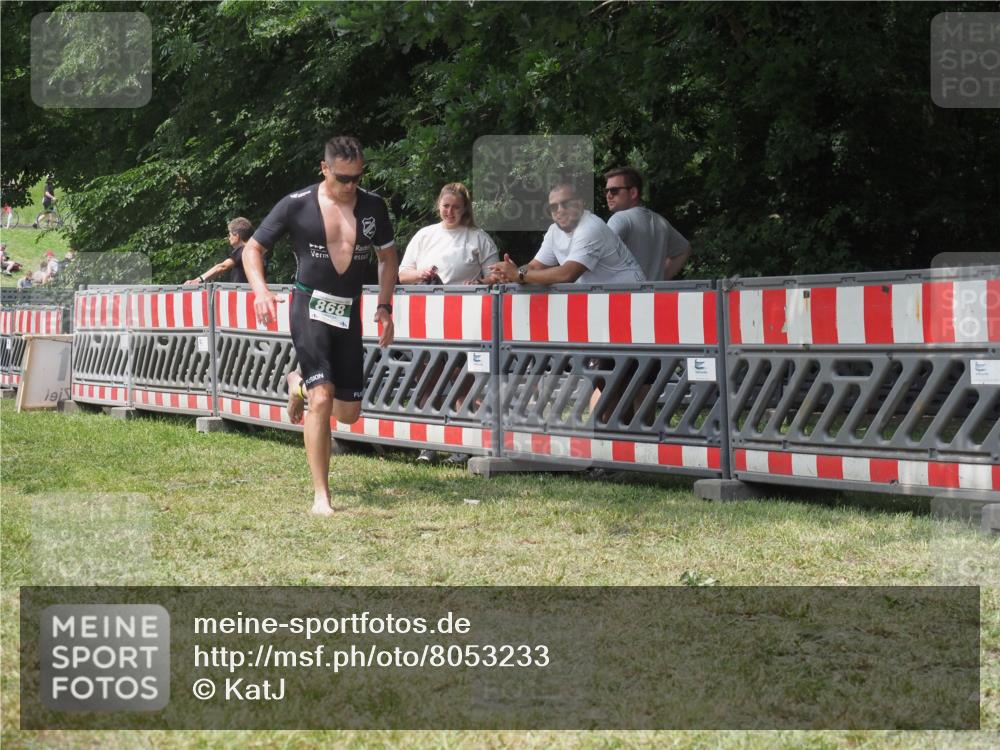 21.06.2025 - 27. Vierlanden-Triathlon KatJ http://msf.ph/oto/8053233 15.06.2025 12:20:52 Ziel 868 meine-sportfotos.de