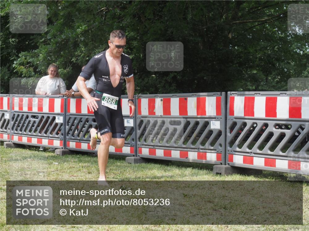 21.06.2025 - 27. Vierlanden-Triathlon KatJ http://msf.ph/oto/8053236 15.06.2025 12:20:53 Ziel 868 meine-sportfotos.de