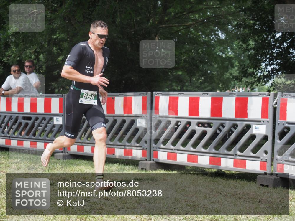 21.06.2025 - 27. Vierlanden-Triathlon KatJ http://msf.ph/oto/8053238 15.06.2025 12:20:53 Ziel 868 meine-sportfotos.de