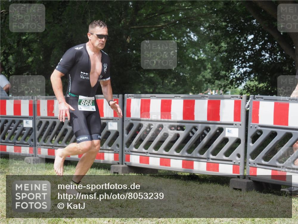 21.06.2025 - 27. Vierlanden-Triathlon KatJ http://msf.ph/oto/8053239 15.06.2025 12:20:53 Ziel 868 meine-sportfotos.de
