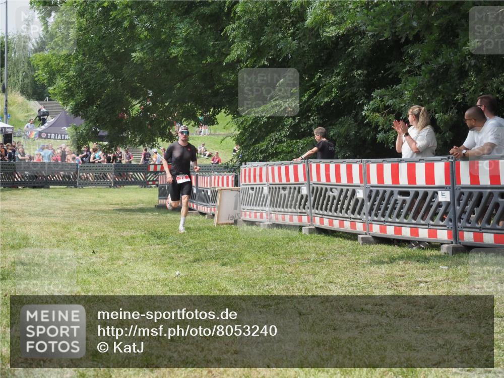 21.06.2025 - 27. Vierlanden-Triathlon KatJ http://msf.ph/oto/8053240 15.06.2025 12:21:02 Ziel 78, 120 meine-sportfotos.de