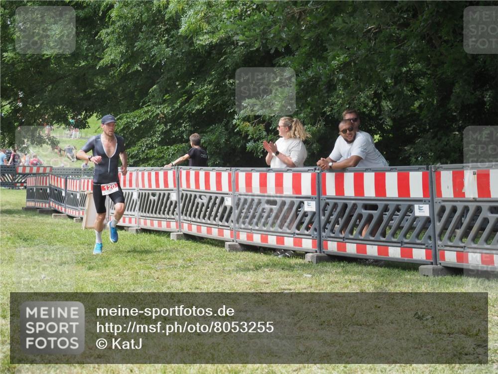21.06.2025 - 27. Vierlanden-Triathlon KatJ http://msf.ph/oto/8053255 15.06.2025 12:21:08 Ziel 120 meine-sportfotos.de
