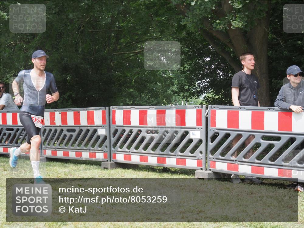 21.06.2025 - 27. Vierlanden-Triathlon KatJ http://msf.ph/oto/8053259 15.06.2025 12:21:10 Ziel 120 meine-sportfotos.de
