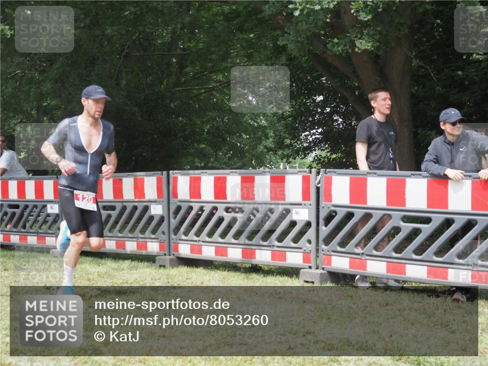 21.06.2025 - 27. Vierlanden-Triathlon KatJ http://msf.ph/oto/8053260 15.06.2025 12:21:10 Ziel 120 meine-sportfotos.de