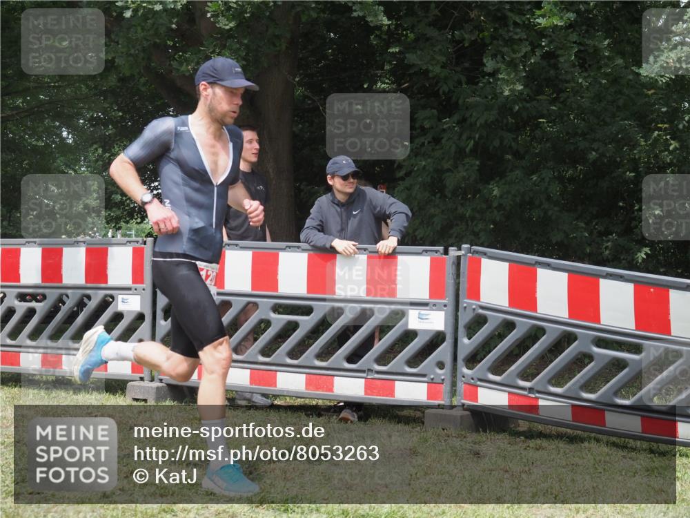 21.06.2025 - 27. Vierlanden-Triathlon KatJ http://msf.ph/oto/8053263 15.06.2025 12:21:11 Ziel 120 meine-sportfotos.de