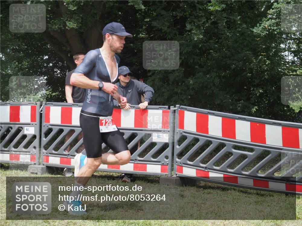 21.06.2025 - 27. Vierlanden-Triathlon KatJ http://msf.ph/oto/8053264 15.06.2025 12:21:11 Ziel 120 meine-sportfotos.de