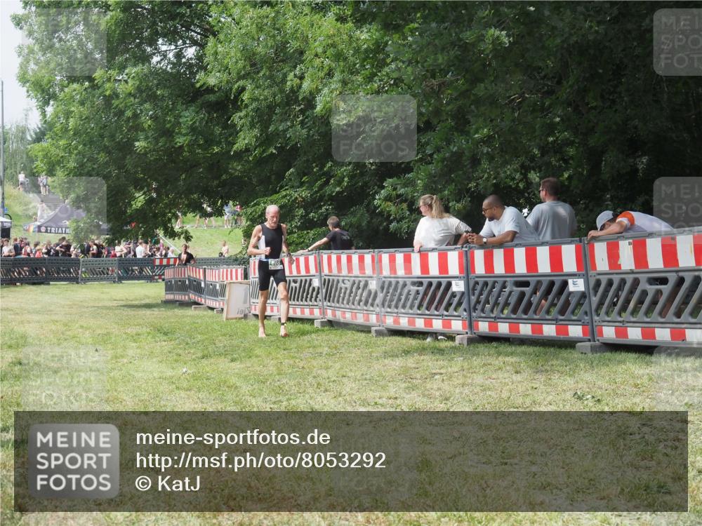 21.06.2025 - 27. Vierlanden-Triathlon KatJ http://msf.ph/oto/8053292 15.06.2025 12:24:39 Ziel 866 meine-sportfotos.de