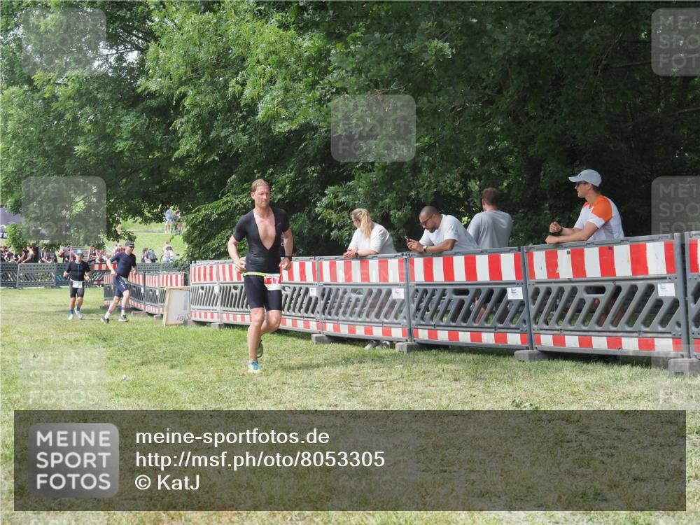 21.06.2025 - 27. Vierlanden-Triathlon KatJ http://msf.ph/oto/8053305 15.06.2025 12:24:48 Ziel 17 meine-sportfotos.de