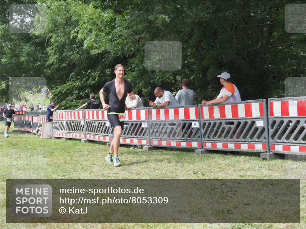 21.06.2025 - 27. Vierlanden-Triathlon KatJ http://msf.ph/oto/8053309 15.06.2025 12:24:49 Ziel 17 meine-sportfotos.de