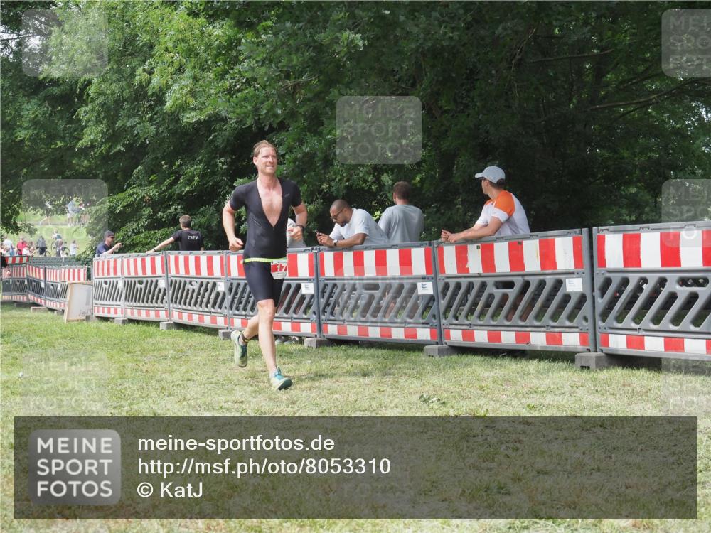 21.06.2025 - 27. Vierlanden-Triathlon KatJ http://msf.ph/oto/8053310 15.06.2025 12:24:49 Ziel 17 meine-sportfotos.de