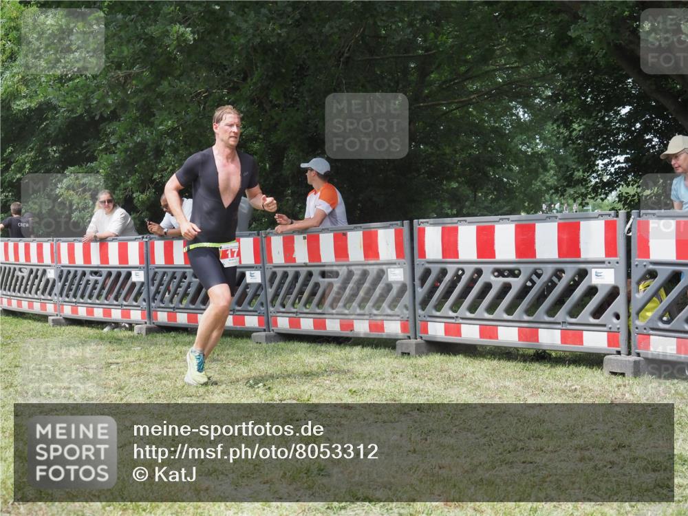 21.06.2025 - 27. Vierlanden-Triathlon KatJ http://msf.ph/oto/8053312 15.06.2025 12:24:50 Ziel 17 meine-sportfotos.de