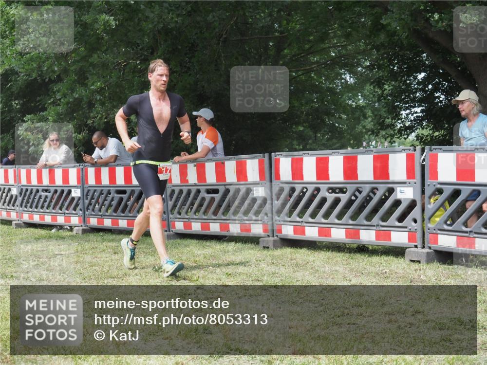 21.06.2025 - 27. Vierlanden-Triathlon KatJ http://msf.ph/oto/8053313 15.06.2025 12:24:50 Ziel 17 meine-sportfotos.de