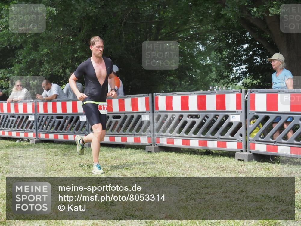 21.06.2025 - 27. Vierlanden-Triathlon KatJ http://msf.ph/oto/8053314 15.06.2025 12:24:50 Ziel 17 meine-sportfotos.de