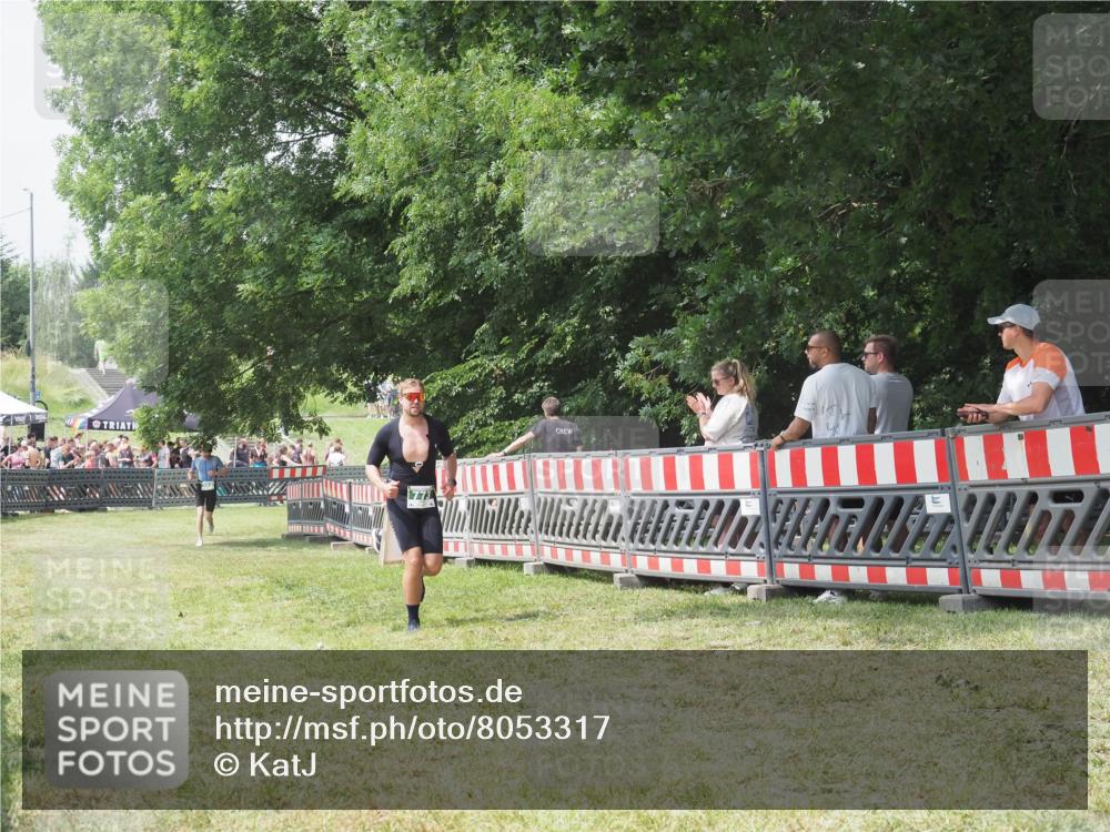 21.06.2025 - 27. Vierlanden-Triathlon KatJ http://msf.ph/oto/8053317 15.06.2025 12:25:37 Ziel 773 meine-sportfotos.de