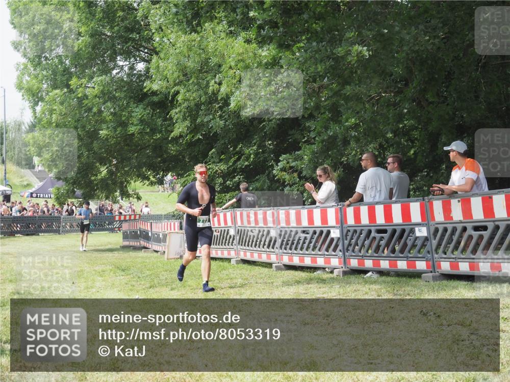 21.06.2025 - 27. Vierlanden-Triathlon KatJ http://msf.ph/oto/8053319 15.06.2025 12:25:37 Ziel 773 meine-sportfotos.de
