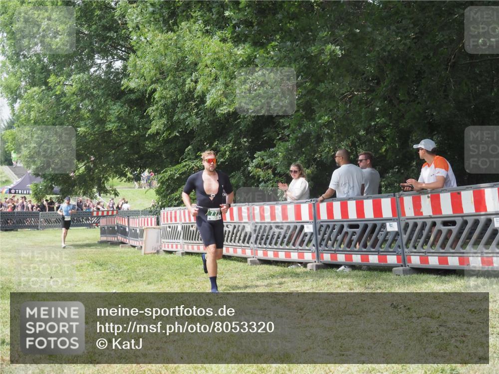 21.06.2025 - 27. Vierlanden-Triathlon KatJ http://msf.ph/oto/8053320 15.06.2025 12:25:37 Ziel 773 meine-sportfotos.de