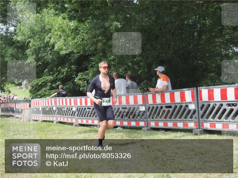 21.06.2025 - 27. Vierlanden-Triathlon KatJ http://msf.ph/oto/8053326 15.06.2025 12:25:38 Ziel 773 meine-sportfotos.de