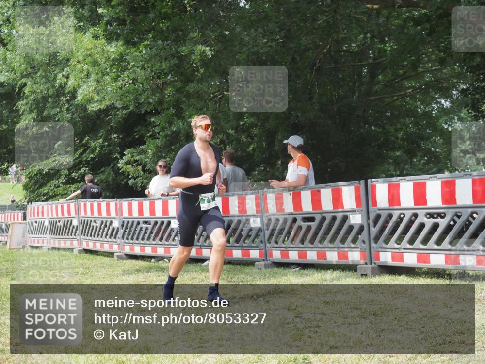 21.06.2025 - 27. Vierlanden-Triathlon KatJ http://msf.ph/oto/8053327 15.06.2025 12:25:38 Ziel 773 meine-sportfotos.de