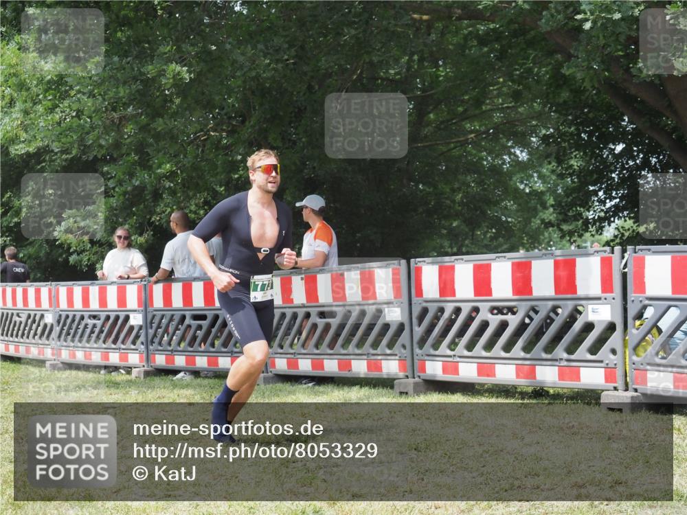 21.06.2025 - 27. Vierlanden-Triathlon KatJ http://msf.ph/oto/8053329 15.06.2025 12:25:39 Ziel 773 meine-sportfotos.de