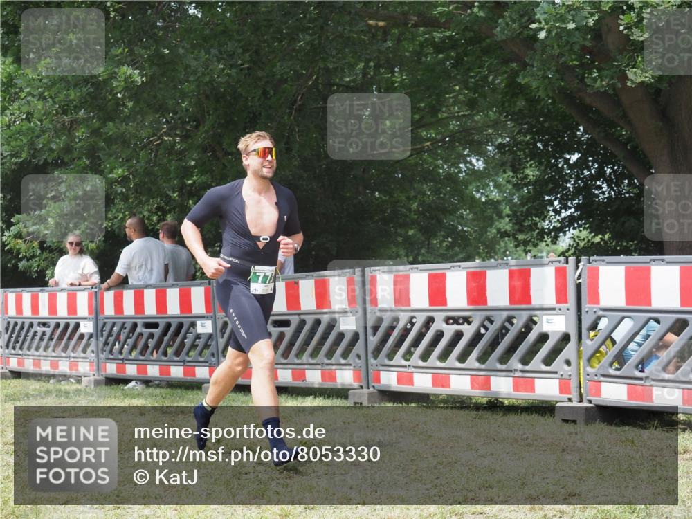 21.06.2025 - 27. Vierlanden-Triathlon KatJ http://msf.ph/oto/8053330 15.06.2025 12:25:39 Ziel 773 meine-sportfotos.de