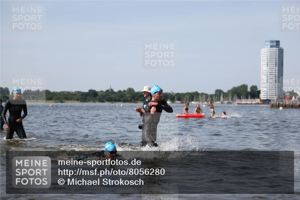 22.06.2025 - Viking Triathlon Michael Strokosch http://msf.ph/oto/8056280 22.06.2025 10:30:29 Schwimmen 13, 381, 393, 551, 643, 651 meine-sportfotos.de